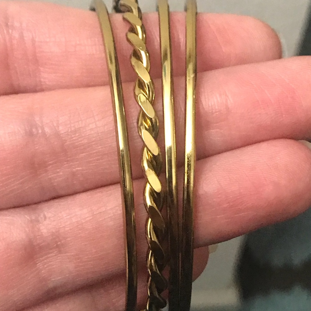 Amrita Singh bangle set